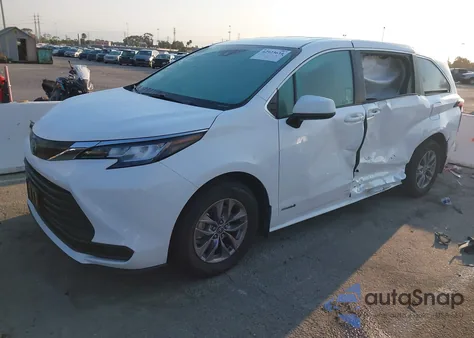 2021 Toyota Sienna Le z USA, uszkodzony, nr VIN 5TDKRKEC1MS016840